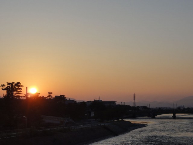 朝霧橋からのぞむ宇治川と夕日 2013年7月9日撮影